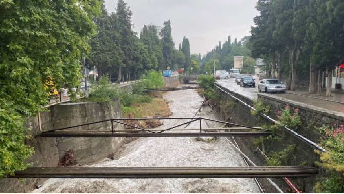 Чергові дощі в окупованому Криму затопили житлові будинки, змили спецтехніку і розмили дороги